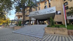 Hotel Vojvoda Putnik Vranje – fasada i ulaz