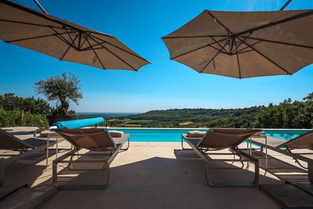 Luna Vineyard Glamping panoramic pool