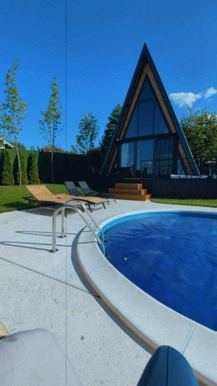 A Frame Pool House Ledinci – bazen u dvorištu