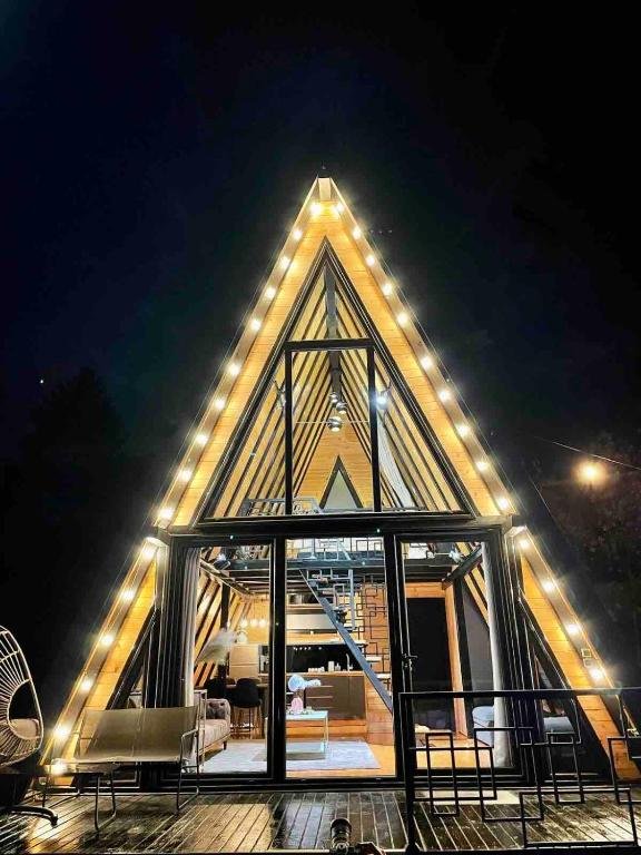 A Frame Pool House Ledinci – pogled na kuću i terasu