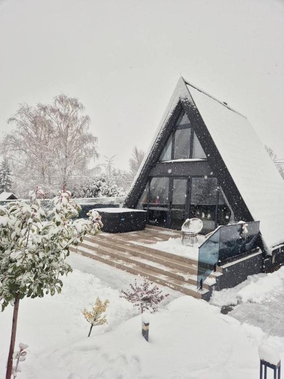 Nikis House Baćevac – A-frame vila i mirno zeleno okruženje