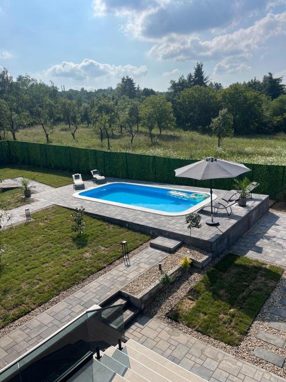 Nikis House Baćevac – privatni bazen i dvorište u prirodi