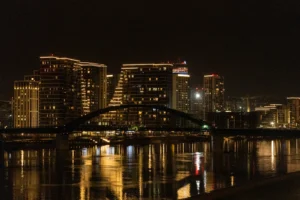Beograd na vodi noću, pogled na reku i osvetljeni most, Beograd